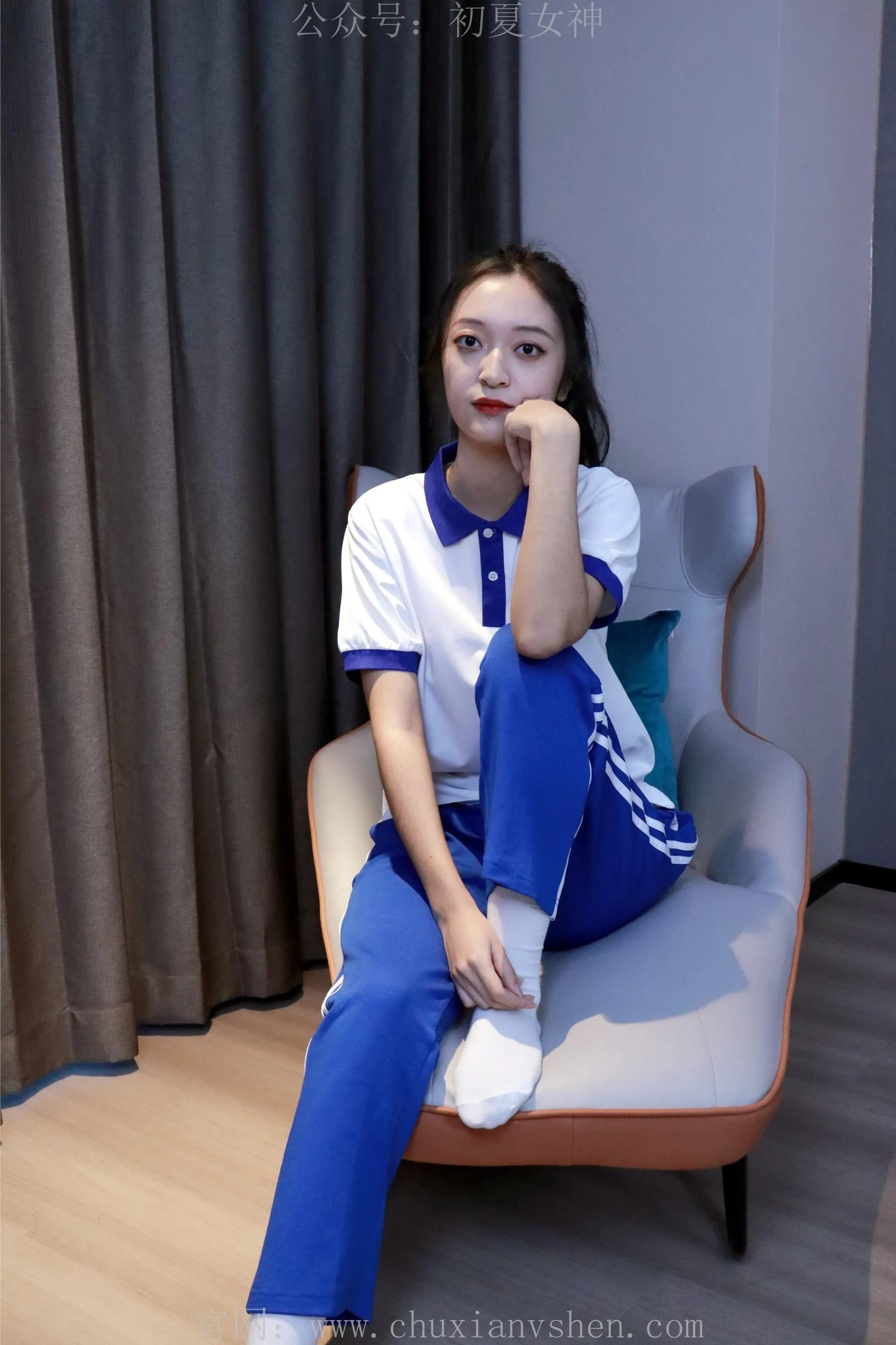 初夏女神 NO.001 依依校服搭配37码运动鞋拍摄 [126P]插图7